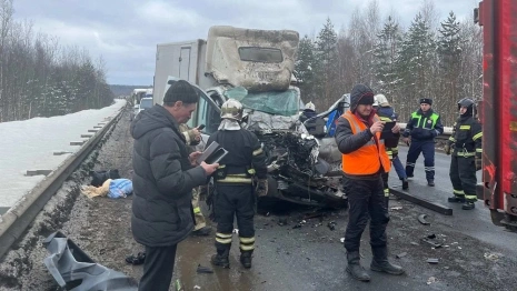 Во Владимире на Южном объезде фургон влетел под фуру