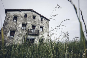 Жители Владимира обеспокоились из-за облюбовавших крышу заброшки детей