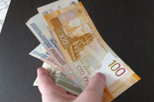 Во владимирских магазинах начали расплачиваться новыми 100-рублевками