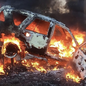 Во Владимирской области машина влетела в ограждение и загорелась