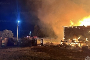 В деревне под Гусь-Хрустальным загорелся деревянный дом и сараи