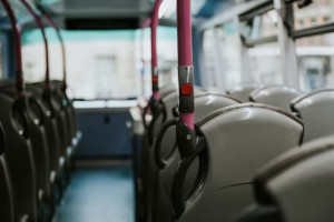 Во Владимире 59-летняя пассажирка сломала ребра после падения в автобусе