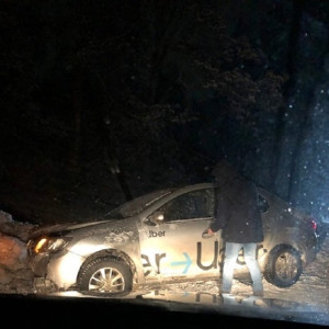 На трассе под Владимиром такси вынесло на обочину 