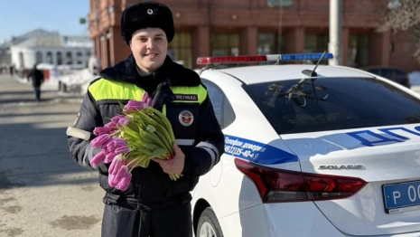 Во Владимире сотрудники ДПС подарили автомобилисткам цветы к 8 марта
