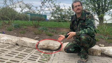 Древний артефакт с клумбы Боголюбовского монастыря забрали музейщики