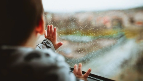 В Коврове 3-летний малыш едва не выпал из окна