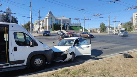 Во Владимире иномарка влетела в рейсовый автобус после столкновения с другим авто