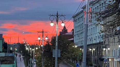 Ярко-малиновый закат украсил небо над Владимиром