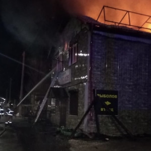 Во Владимирской области ночной пожар охватил магазин у трассы М-7