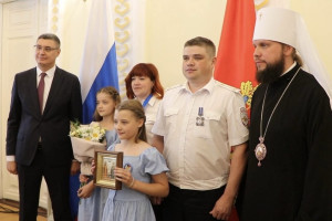 Многодетную семью полицейских из Камешковского района наградили почетным знаком
