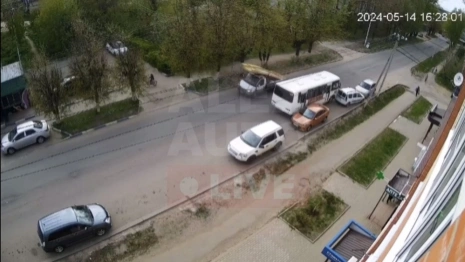 В Струнино автобус снес две легковушки