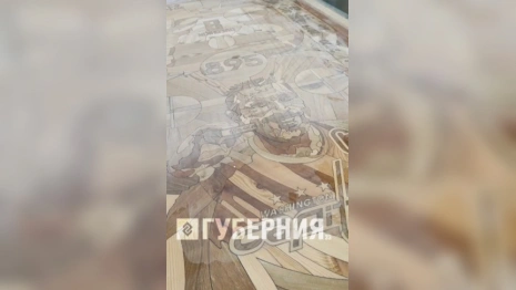 Отец и сын из Суздальского района смастерили деревянный стол для хоккеиста Овечкина