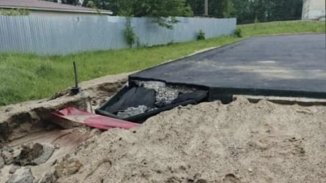 В Кольчугино дождь едва не сорвал благоустройство спортивной площадки