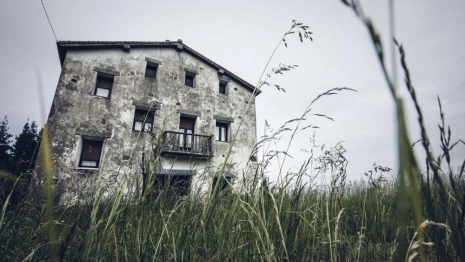 Жители Владимира обеспокоились из-за облюбовавших крышу заброшки детей