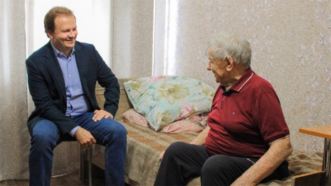 «Взяли две сумки и собаку». Во Владимир из Мариуполя чудом перебрался 95-летний ветеран