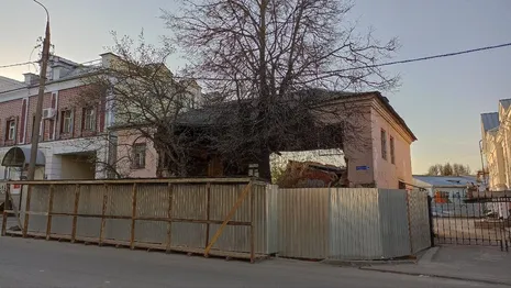 Рухнувший в центре Владимира дом обнесли забором 