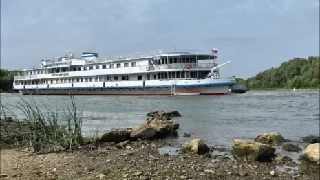 Получивший пробоину по пути из Мурома теплоход приостановил круизы