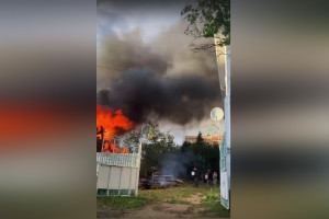 В центре Александрова загорелся частный дом