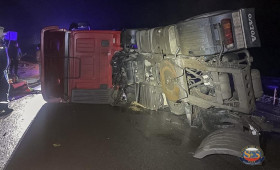 На мосту во Владимирской области опрокинулся большегруз