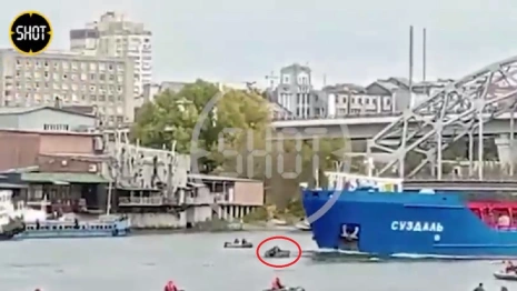 В Ростове-на-Дону танкер «Суздаль» снес лодку с тремя рыбаками