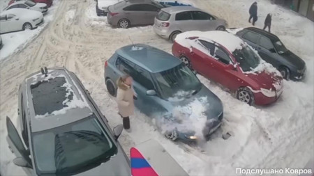 Глыба снега едва не рухнула на голову женщины в Коврове