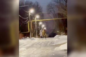 В Покрове люди начали кататься на коньках по обледеневшим улицам
