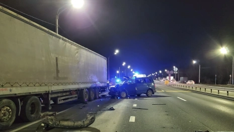 На трассе М-7 под Вязниками легковушка влетела в фуру: погибли 2 пассажира