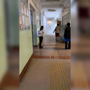 Очевидцы: в школе №2 Лакинска штукатурка с потолка обрушилась на ребенка