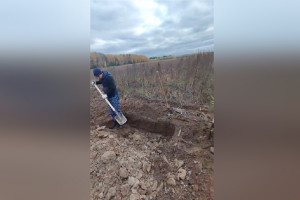 Во Владимирской области для погибшего на Украине парня вырыли могилу в поле