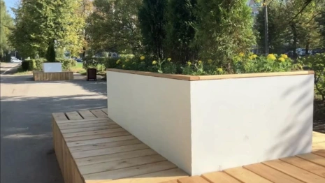 Во Владимире аллею на проспекте Строителей украсили скамейки со встроенными клумбами