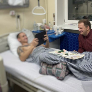 Раненому бойцу СВО передали рисунки от учеников ковровской школы №9