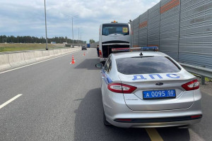 Перевозивший 17 детей на владимирскую турбазу автобус сломался на ЦКАД