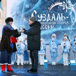 Суздаль передал Кирову символ новогодней столицы России
