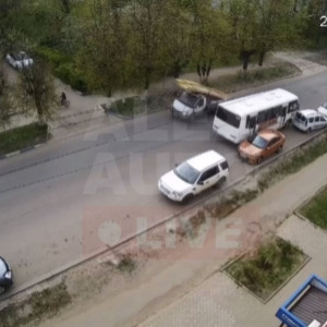 В Струнино автобус снес две легковушки