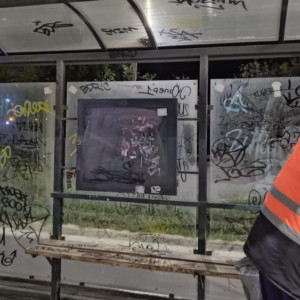 Во Владимире вандалы разрисовали автобусную остановку