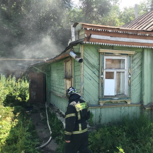 Во Владимире из горящего дома на улице Ивановская-Подгорная спасли 2 человека