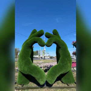 На Суздальском проспекте во Владимире установили «Руки-сердце»