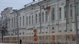 Главный фасад школы №1 во Владимире очистили от штукатурки