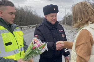Сотрудники ДПС во Владимире останавливали девушек за рулем и дарили им цветы