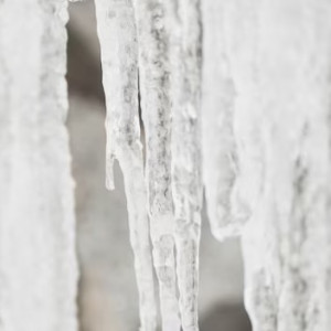 Владимирские коммунальщики не заметили сосульку, едва не убившую пенсионерку на Разина