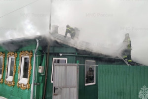 Во Владимирской области пожарные потушили охваченный огнем дом