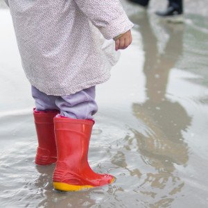 В Александрове дождевая вода затопила придомовую территорию