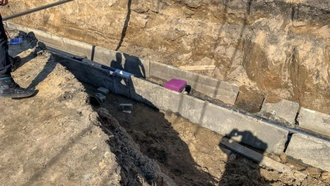 В Камешковском районе мужчина сломал ногу из-за падения в траншею