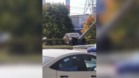 Во Владимире у «Автоприбора» иномарка влетела в столб