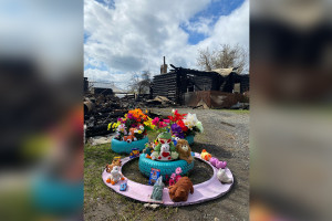 Владимирцы создали стихийный мемориал в память о погибшем на пожаре 9-летнем ребенке