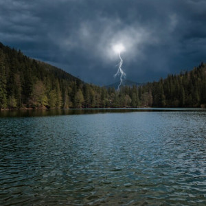 Следком начал проверку после гибели подростка от удара молнии в Киржачском районе