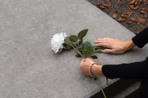 Житель Коврова обманул 8 человек с изготовлением и установкой памятников