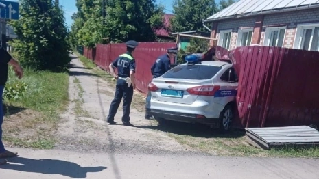 Под Вязниками машина ДПС протаранила забор