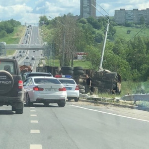Во Владимире на Пекинке перевернулся самосвал