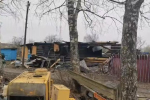 Появились кадры с места падения БПЛА на жилой дом в Александровском районе